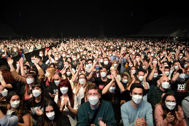 Sredi marca je bil testni koncert v Barceloni, udeležilo se ga je 5000 ljudi, odobrila pa španska vlada.  Španski raziskovalci pozneje niso zaznali več okužb z novim koronavirusom.<br />
Foto Lluis Gene Afp