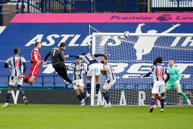 Alisson Becker je takole streljal z glavo in zabil gol v zadnjem dejanju tekme. FOTO: Tim Keeton/AFP