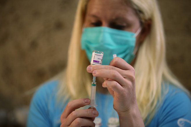 Zaposleni v podjetjih za zdaj cepiva še ne bodo mogli izbirati, je zapisano v dopisu ministrstva za zdravje. FOTO: Leon Vidic/Delo