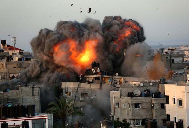 Silovito izraelsko bombardiranje Gaze se je včeraj nadaljevalo ž<br />
že osmi dan. Foto: Bashar Taleb/AFP