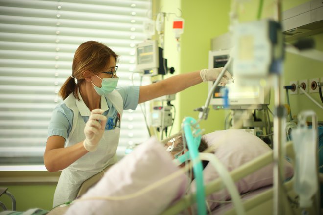 Več kot tretjina vseh bolnikov, ki so v bolnišnicah je na enotah za intenzivno hospitalizacijo. Gre za osebe, ki so stare več kot 50 let in bi lahko bili že cepljeni. FOTO: Jure Eržen/Delo