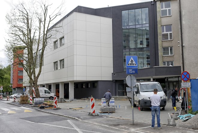 Med prvo fazo obnove OŠ Riharda Jakopiča so podrli staro in zgradili novo telovadnico. FOTO: Blaž Samec/Delo