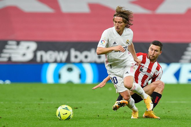 Luka Modrić (levo) se je prebil v majici Reala med najboljše nogometaše na svetu. FOTO: Ander Gillenea/AFP