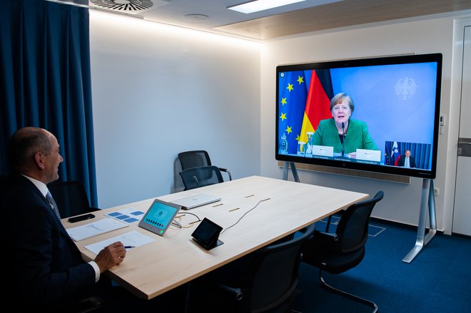 Janez Janša in Angela Merkel sta preko videokonference govorila o&nbsp;epidemiji covida-19, slovenskem predsedovanju Svetu EU in konferenci o prihodnosti Evrope in Zahodnem Balkanu. FOTO:&nbsp;Vladni profil na&nbsp;Twitterju