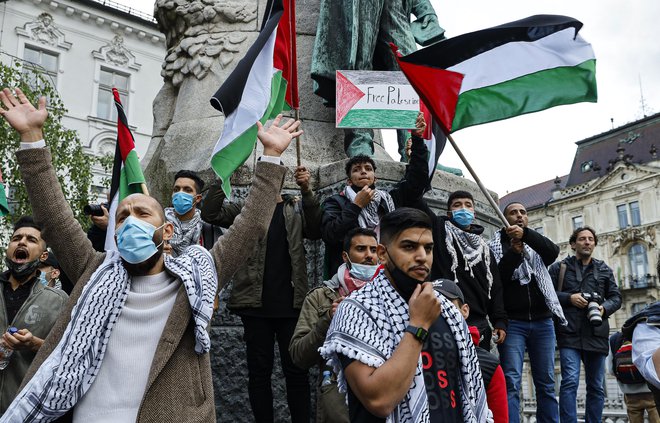 Na izobešanje izraelske zastave med nasiljem v Gazi so se na Prešernovem trgu v Ljubljani ogorčeno odzvali tudi Palestinci, ki živijo v Sloveniji.<br />
FOTO: Jože Suhadolnik/DELO