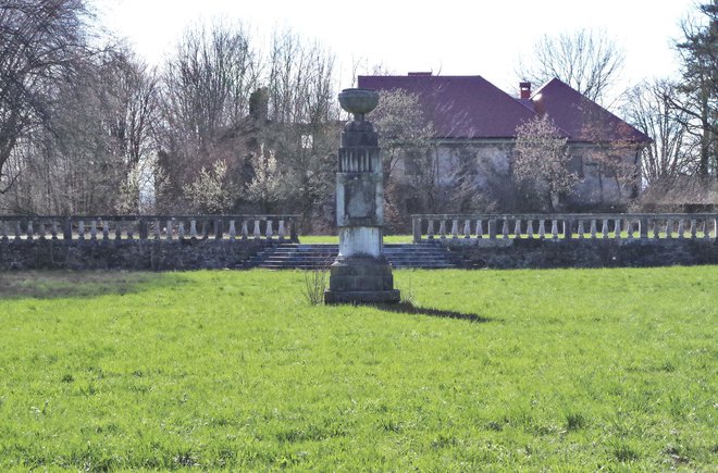 Pogled na današnje ostanke vrta in dvorec s spomenikom cesarskemu obisku v Dolu 16. maja 1821. Foto Ines Babnik