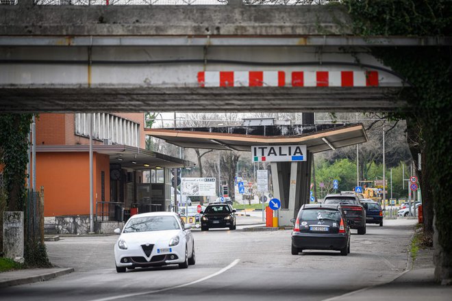 Italija bo vstop v državo brez karantene dovolila tudi tistim, ki bodo imeli v zelenem potrdilu zabeležen samo prvi odmerek cepiva proti covidu-19. FOTO: Jure Makovec/AFP