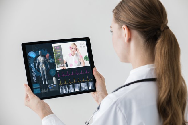 Digitalizacija je vse bolj vpeta v zdravstvo, zato je ponekod že dobro znana tudi obravnava življenjsko neogroženih pacientov po videozvezi. FOTO: Shutterstock