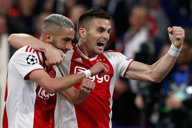 Dušan Tadić (desno) med predlansko tekmo Ajaxa in Tottenhama v polfinalu lige prvakov. FOTO: Adrian Dennis/AFP