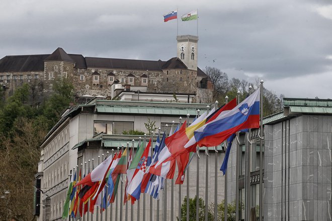 Če k vsemu prištejemo bizarni premierov nastop pred posebno skupino evropskega parlamenta in zadnji škandal z odpovedjo prestižne razstave v Bruslju, je jasno, zakaj se drugo slovensko predsedovanje rojeva pod nesrečno zvezdo. FOTO: Blaž Samec/Delo