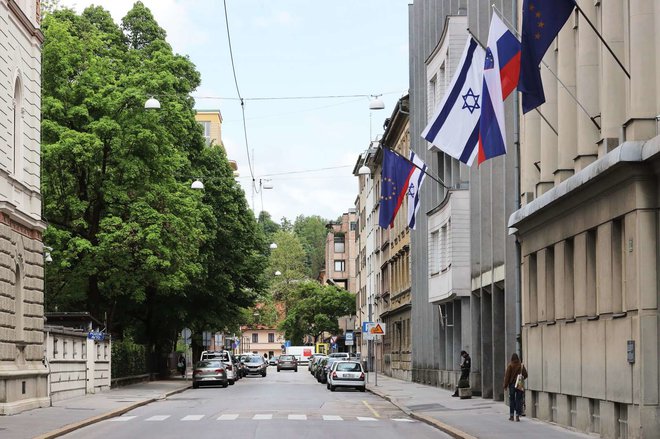 Vlada je izraelsko zastavo na svojem poslopju izobesila v petek. FOTO:&nbsp;Daniel Novakovič/STA