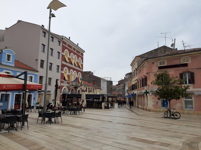 V turističnem uradu v Poreču priznavajo, da so v tem času vendarle pričakovali večjo precepljenost prebivalstva in več gostov iz oddaljenih držav, s tem pa boljšo predsezono. Na fotografiji glavni poreški trg. FOTO: Saša Bojc/Delo