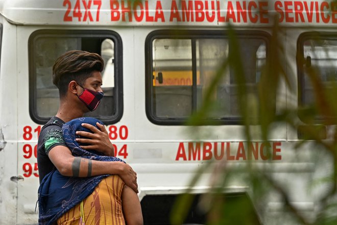 Indija zaradi primeža pandemije zmanjšuje izvoz cepiva. FOTO: Sajjad Hussain/AFP