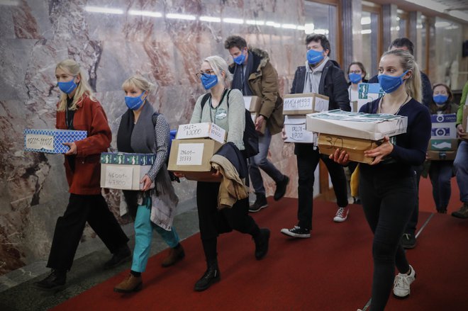 Oddaja podpisov v državni zbor za razpis referenduma proti spornemu zakonu o vodah, 19. maja 2021. FOTO: Uroš Hočevar/Delo