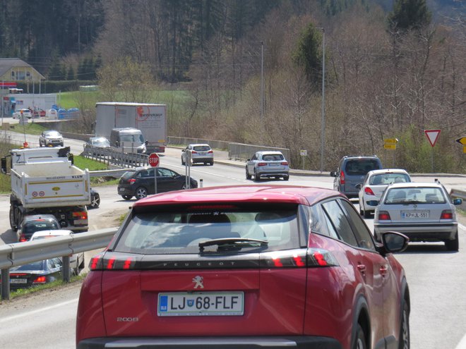 Leta 2019 so na cesti Škofljica&ndash;Rašica našteli 8798 motornih vozil na dan. Lani se je števec zaradi epidemije ustavil pri 7500 vozilih na dan. FOTO: Bojan Rajšek/Delo