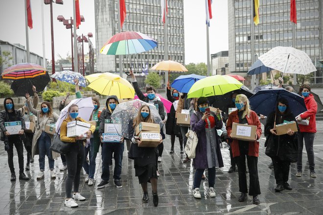 Oddaja podpisov v Državni zbor za razpis referenduma proti škodljivemu Zakonu o vodah. FOTO: Uroš Hočevar/Delo