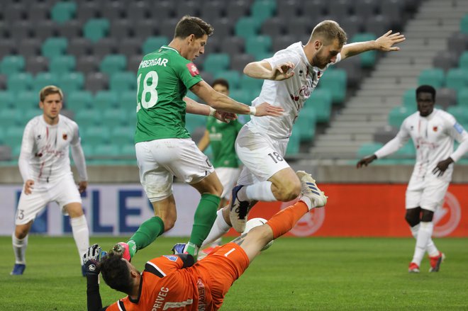 Šok in tragedija v Stožicah: kljub vodstvu so Andres Vombergar in drugi zeleno-beli izgubili dvoboj proti Taboru, s čimer je Olimpija ostala brez možnosti za osvojitev naslova prvaka. FOTO: Voranc Vogel/Delo