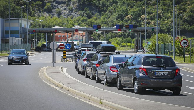 Obmejni prebivalci težko prenašajo predvsem poletno vsakodnevno čakanje na mejnem prehodu. FOTO: Jože Suhadolnik/Delo