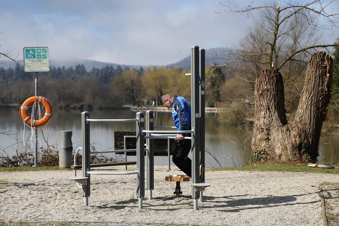 V Ljubljani je približno 150 površin za šport v naravi; ob Koseškem bajerju, denimo, so športni otok za ulično vadbo in naprave za fitnes na prostem. FOTO: Leon Vidic/Delo