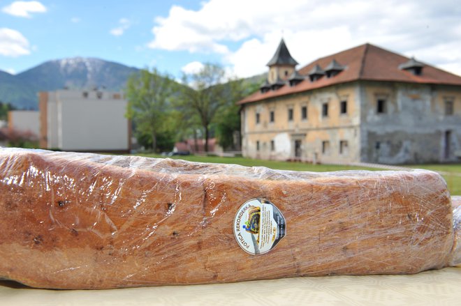 Z orehovo potico so na Ravnah tlakovali pot do novega doma za starejše, ki ga bodo uredili na lokaciji propadajočega dvorca Javornik. FOTO: Aleksander Ocepek