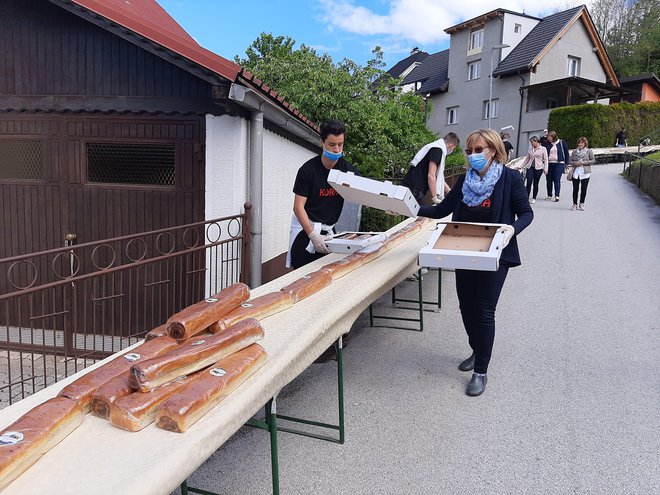 Potico so položili na 190 gasilskih miz. FOTO: Mateja Kotnik/Delo