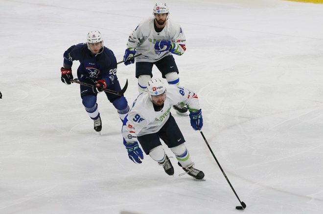 Slovenski hokejisti so se v vseh štirih nastopih doslej na turnirju odrezali z bojevito igro. FOTO: Jože Suhadolnik/Delo