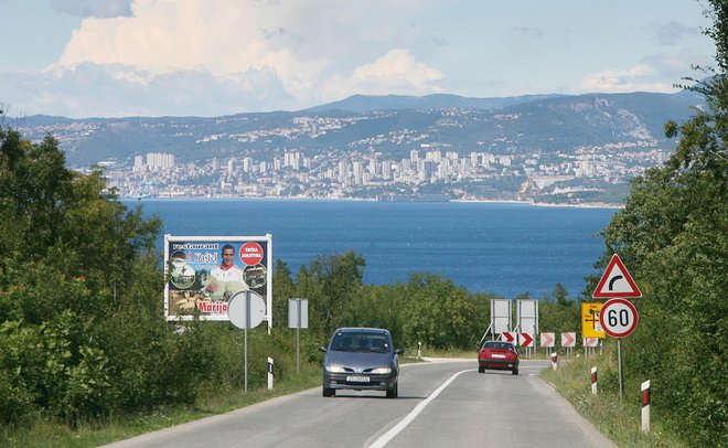 Če je cilj potovanja Dalmacija, potem je neizogibno srečanje s cesto, vklesano v obalne planinske verige, ki je avtomobilom in turizmu omogočila prihod na Jadran z vsemi pozitivnimi in negativnimi posledicami.<br />
FOTO: Leon Vidic/Delo