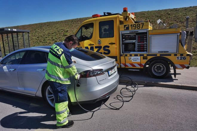 Če se na poti izprazni baterija e-vozila, na pomoč lahko priskoči AMZS z mobilno polnilnico. FOTO: AMZS