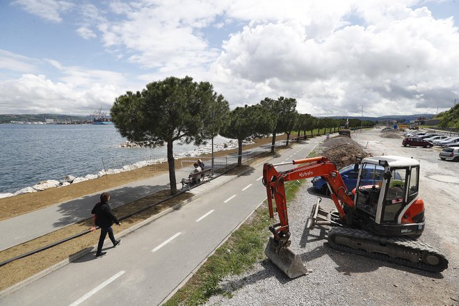 Nova plaža v Kopru med Semedelo in Žusterno. FOTO: Leon Vidic/Delo