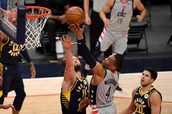 Russell Westbrook je izgubil dvoboj z Domantasom Sabonisem, a v moštvenem dvoboju je bil Washington boljši od Indiane in se je uvrstil v končnico NBA, kjer se bo v prvem krogu poemril s Philadelphio. FOTO: Will Newton/AFP