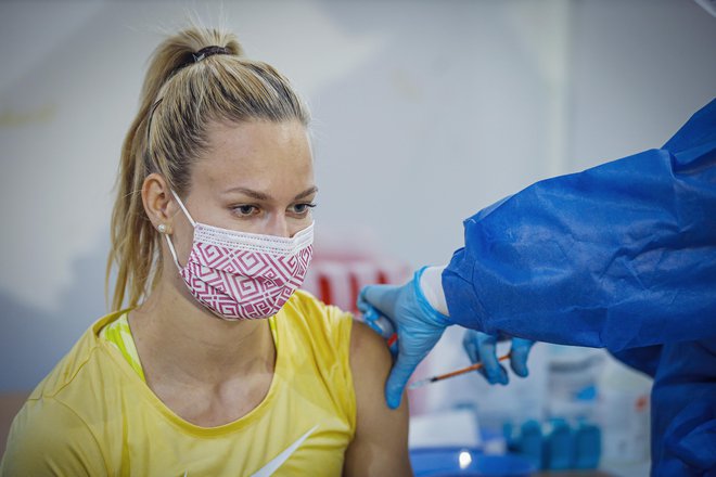 Sogovorniki se strinjajo, da bi morali ljudi glede cepljenja nagovoriti prek vseh možnih kanalov. FOTO: Jože Suhadolnik/Delo