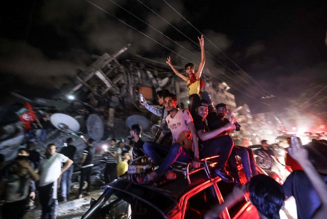 Palestinci praznujejo napoved premirja. FOTO: Mahmud Hams/AFP