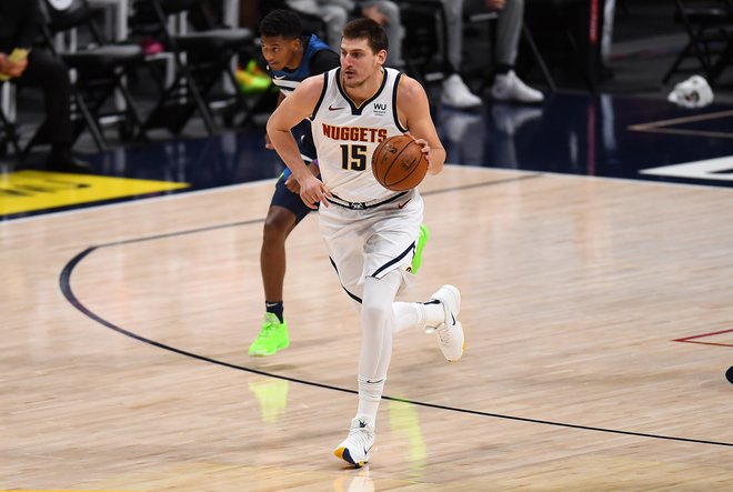 Srbski orjak Nikola Jokić velja za prvega favorita v izboru najkoristnejšega košarkarja rednega dela v NBA. FOTO: Ron Chenoy/Usa Today Sports