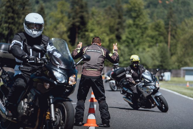 Poligoni in delavnice so odlično vadbeno okolje, kjer motoristi v nadzorovanih okoliščinah urijo svoje spretnosti, tudi v nepredvidljivih razmerah. Zavarovalnica Triglav vsako leto omogoča delavnico varne vožnje na Vranskem več kot 300 motoristom. Foto Žiga Koren