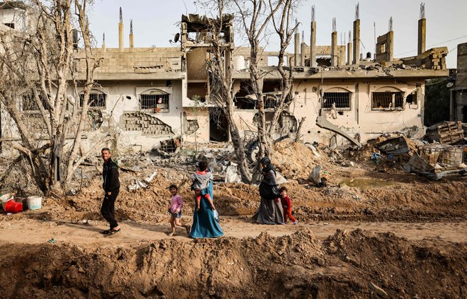 Prebivalci Gaze se vračajo na svoje opustošene domove. FOTO: Mohammed Abed/AFP