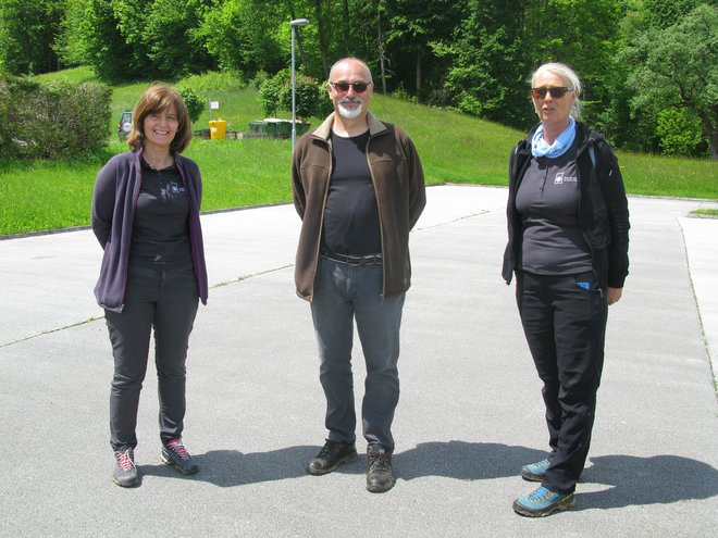 Od leve: Tanja Kosar, direktor republiškega zavoda za varstvo narave (ZRSVN) mag. Teo Hrvoje Oršanič in Mateja Kocjan. FOTO: Polona Malovrh/Delo