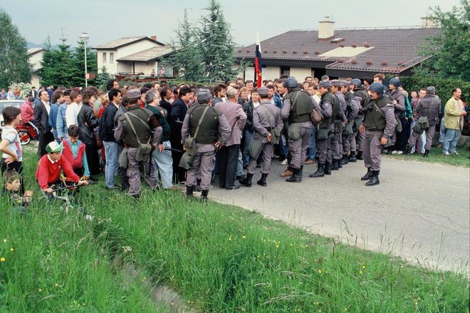 Policija je težko mirila razburjene ljudi v Mariboru.