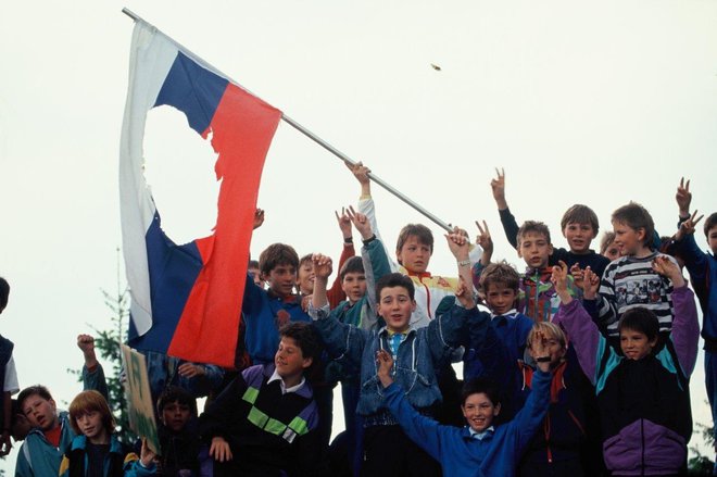 Ljudje so v jezi iz slovenskih zastav izrezovali rdečo zvezdo. Fotografije Joco Žnidaršič