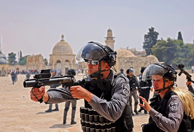 Izraelska policija je napdla Palestince na podorčju mošeje Al-Aksa. FOTO: Ahmad Gharabli/AFP