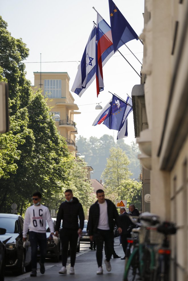 Zastave na pročelju vladne palače Republike Slovenije, v Ljubljani, FOTO: Uroš Hočevar/Delo