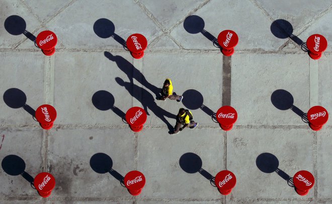 Pred leti je romunsko predsedovanje svetu EU sponzorirala Coca Cola, in to tudi v času vrhov EU, na katerih se je razpravljalo o temah, povezanih z javnim zdravjem, pri katerih podjetje lobira. FOTO: Kevin Coombs/Reuters