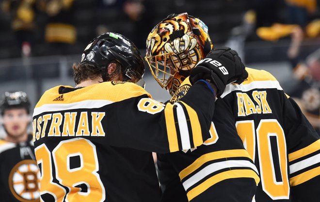 Hokejisti kluba Boston Bruins (na fotografiji češki napadalec David Pastrnak in finski vratar Tuukka Rask) so le še eno zmago oddaljeni od napredovanja v drugi krog končnice NHL. FOTO: Bob Dechiara/Usa Today Sports