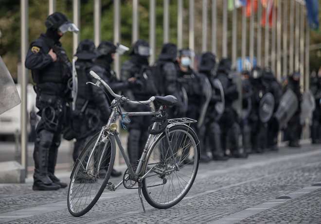 Število udeležencev na organiziranih javnih prireditvah in javnih shodih ni več številčno omejeno, ampak zgolj s površino oziroma z medosebno razdaljo. FOTO: Blaž Samec