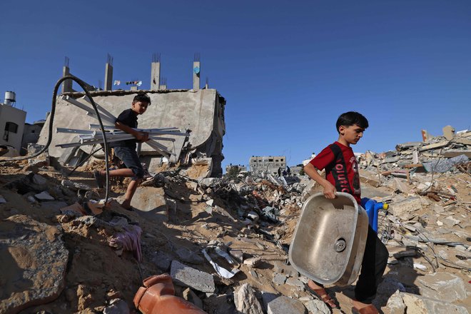 Po podatkih Sklada ZN za otroke (Unicef) je bilo svoje domove med spopadi na območju, ki ga nadzoruje islamistično gibanje Hamas, primorano zapustiti prek 100.000 ljudi. FOTO: Emmanuel Dunand/AFP