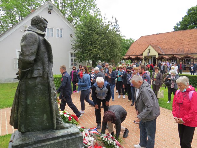 Pred Titov spomenik&nbsp;so ljudje polagali&nbsp;rože in prižigali svečke. Foto Bojan Rajšek