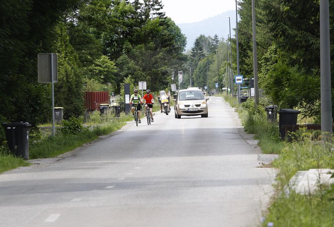 Vožnja po Črnovaški cesti je nevarna in podobna nemirni plovbi.<br />
FOTO: Mavric Pivk/Delo