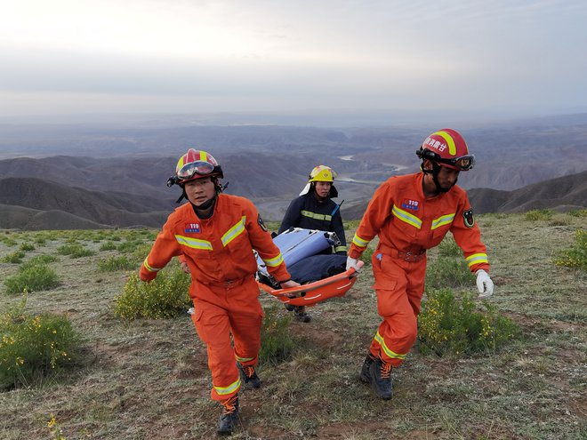 1200 reševalcev in drugega reševalnega osebja, ki sodelujejo pri reševanju gorskih tekačev, se na zahtevnem neravnem terenu srečujejo z vrsto težavami. FOTO: Stringer Via Reuters