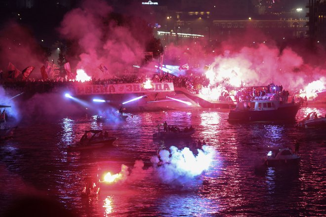 Glasno in burno so navijači Crvene zvezde proslavljali 32. naslov nogometnega prvaka. FOTO: Oliver Bunić/AFP