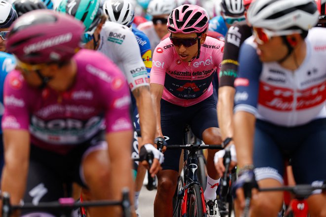 Egan Bernal je vse bolj prepričljiv v rožnati majici. FOTO: Luca Bettini/AFP