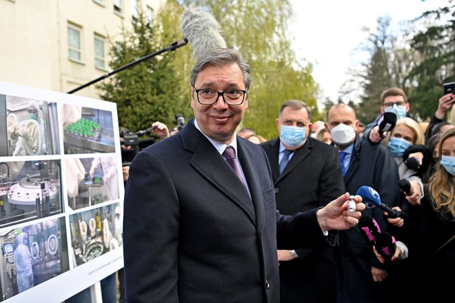 Srbski predsednik Aleksandar Vučić je z zgledno organizacijo cepljenja dosegel tudi številne zunanjepolitične učinke. FOTO: Andrej Isakovic/AFP